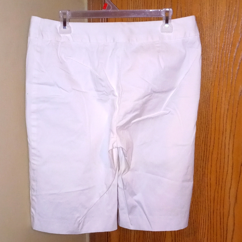 "LIZ CLAIBORNE" PURE white w/ 2 short pockets (sloane) bermuda shorts Size: 8-10 - Picture 2 of 4